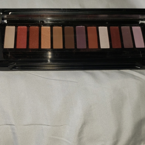 Eyeshadow - Picture 2 of 3